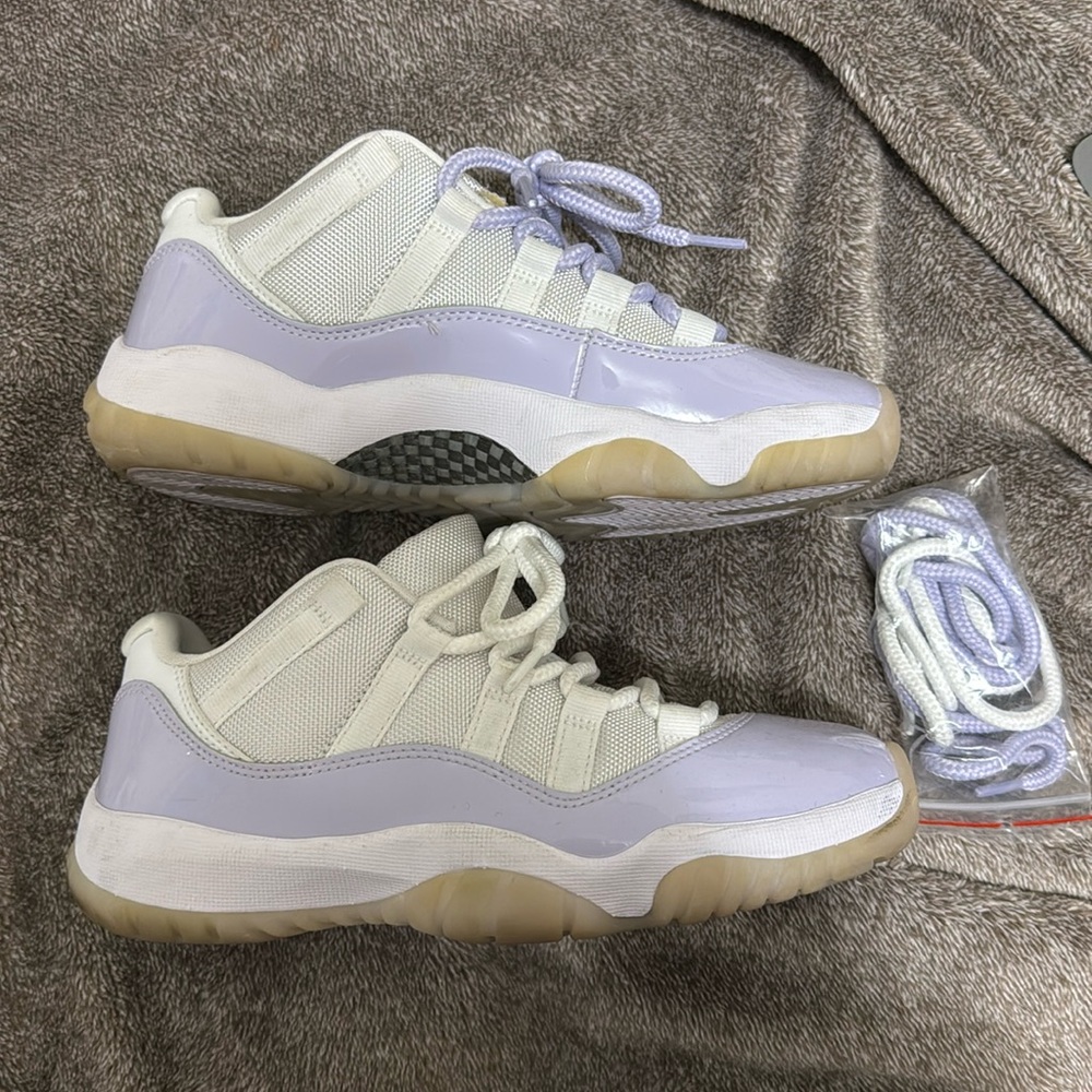 Jordan 11 low pure violet